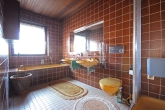 Großzügiges Einfamilienhaus mit Garten, Garage und Kamin in ruhiger Lage von Weyhe-Lahausen - Badezimmer