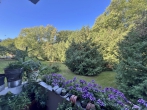 Idyllische Lage – Drei-Zimmerwohnung mit West-Loggia im Hochparterre! - Loggia-Ausblick