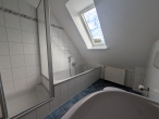 Gemütliche Dachgeschosswohnung in idyllischer Lage - Badezimmer