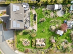 Helles, energieeffizientes Rotklinkerhaus in ländlicher Idylle mit parkähnlicher Gartenanlage - Drohnenansicht Grundstück