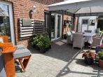 Helles, energieeffizientes Rotklinkerhaus in ländlicher Idylle mit großem Garten - Blick auf die Terrasse