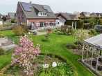 Helles, energieeffizientes Rotklinkerhaus in ländlicher Idylle mit parkähnlicher Gartenanlage - Rückseite des Hauses