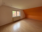 In Alleinlage individuell oder gemeinsam wohnen: Hofstelle mit zwei Wohnhäusern - Wohnhaus Nr. 10: Schlafzimmer im DG