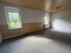 In Alleinlage individuell oder gemeinsam wohnen: Hofstelle mit zwei Wohnhäusern - Wohnhaus Nr. 12: Wohnzimmer