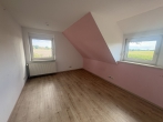 In Alleinlage individuell oder gemeinsam wohnen: Hofstelle mit zwei Wohnhäusern - Wohnhaus Nr. 10: Schlafzimmer im DG