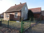Neubebauung nach Rückbau oder Sanierung? Wohnhaus mit Nebengebäuden am Ortsrand - Wohnhaus mit Stallanbau