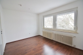 Ruhige Lage! Gepflegtes Mehrfamilienhaus mit neuwertiger Heizung! - OG-Wohnung / Schlafzimmer