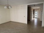 Modern und barrierefrei: Komfortabler Bungalow in zentraler Lage - Blick vom Wohnzimmer in den Flur