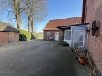Wohnhaus mit Weide, Charme und viel Potenzial - Hofansicht