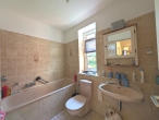 Bürgerpark-Nähe: Helle 3‑Zimmer-Wohnung mit Garten - Badezimmer mit Wanne und Fenster