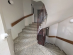 Bürgerpark-Nähe: Helle 3‑Zimmer-Wohnung mit Garten - Treppenhaus zu dem Hochparterre