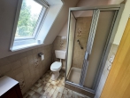 Wohnen, wo der Wald beginnt - Behagliches Wohnhaus in naturnaher Lage! - Badezimmer im Dachgeschoss