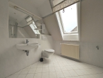 Charme trifft Potenzial: solides Haus, Garage & Garten - Bad im OG