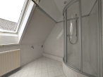 Charme trifft Potenzial: solides Haus, Garage & Garten - Bad im OG