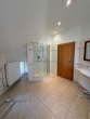 Großzügige, modernisierte Wohnung im alten Bauernhaus - ... und Dusche