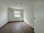Moderne KfW-55 EG-Wohnung mit Terrasse & Carport - Schlafzimmer