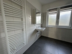 Moderne KfW-55 EG-Wohnung mit Terrasse & Carport - Badezimmer