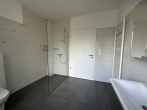Moderne KfW-55 EG-Wohnung mit Terrasse & Carport - Badezimmer