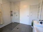 Moderne KfW-55 EG-Wohnung mit Terrasse & Carport - Badezimmer