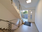 Moderne KfW-55 EG-Wohnung mit Terrasse & Carport - Treppenhaus