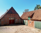 Rückzugsort im Grünen: Stilvolles Bauernhaus wartet auf Ihre kreativen Ideen! - Fachwerkgiebel