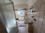 Gepflegter Bungalow mit ausgebautem Dachgeschoss - Bad DG