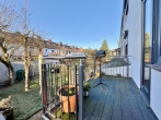 Ankommen. Durchatmen. Zuhause sein. – Liebevoll modernisiertes Reihenhaus! - Hochterrasse mit Abgang in den Garten