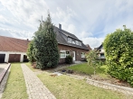 Zwei Wohnungen, ein Haus – vielseitig & großzügig - Hausansicht mit weiterer Garage