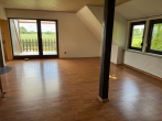 Fernab vom Trubel - Wohnhaus mit Einliegerwohnung in absoluter Alleinlage! - Wohnbereich mit angrenzendem Balkon