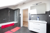 Hochwertig modernisiert und energieeffizient: Einfamilienhaus in ruhiger Wohnlage von Syke-Barrien - DG Badezimmer_1