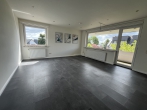 Großzügige Vier-Zimmer-Wohnung in zentraler Lage von Stuhr-Moordeich! - Wohnzimmer mit Balkon