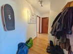 Charmante 2-Zimmer-Dachgeschosswohnung mit Balkon - Flur (Sicht von der Wohnungstür)