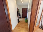 Charmante 2-Zimmer-Dachgeschosswohnung mit Balkon - Flur (Sicht zur Wohnungstür)