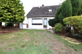 Idyllisches EFH mit Garten, Garage und Gartengrillkamin - Garten Ansicht