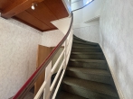 Wohnhaus am Ortsrand mit Platz, Natur und Möglichkeiten - perfekt für handwerklich geschickte Familien - Treppe ins Dachgeschoss