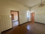 Wohnhaus am Ortsrand mit Platz, Natur und Möglichkeiten - perfekt für handwerklich geschickte Familien - Küche mit Speisekammer