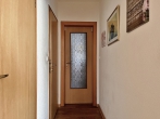 Ihr neues Zuhause – Reihenhaus mit Garten und Garage! - Flur zum Gäste-WC und Hauswirtschaftsraum