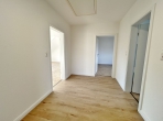 Jetzt einziehen – renovierte 4-Zimmer-Wohnung in Varrel! - Flur