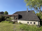 Toll für Paare oder kleine Familien: Einfacher, ebenerdiger Bungalow mit naturnahem Garten - Wohnhaus mit Halbkeller
