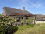 Toll für Paare oder kleine Familien: Einfacher, ebenerdiger Bungalow mit naturnahem Garten - Wohnhaus mit Terrasse