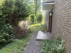 Toll für Paare oder kleine Familien: Einfacher, ebenerdiger Bungalow mit naturnahem Garten - Seitlicher Eingangsbereich