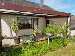 Toll für Paare oder kleine Familien: Einfacher, ebenerdiger Bungalow mit naturnahem Garten - Blick auf die Terrasse
