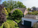 Toll für Paare oder kleine Familien: Einfacher, ebenerdiger Bungalow mit naturnahem Garten - Wohnhaus und Garage