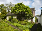 Toll für Paare oder kleine Familien: Einfacher, ebenerdiger Bungalow mit naturnahem Garten - Wohnhaus