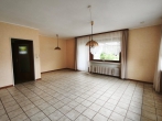 Toll für Paare oder kleine Familien: Einfacher, ebenerdiger Bungalow mit naturnahem Garten - Geräumiges Wohnzimmer