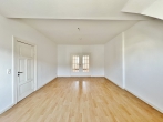 Stilvolles Zuhause mit Blick über die Dächer von Schwachhausen! - Wohnzimmer mit Zugang zur Küche