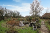 Viel Platz & viel Potenzial: Sanierungsbedürftiger Bungalow mit großem Garten in ruhiger, ländlicher Lage - Teich