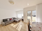 Neustadt – schicke Drei-Zimmer-Wohnung mit Loggia und Einbauküche! - Wohn- und Esszimmer