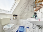 Altbau-Villa mit drei Wohneinheiten im Herzen von Delmenhorst! - DG-Wohnung – Wannenbad