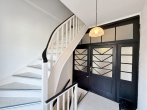 Altbau-Villa mit drei Wohneinheiten im Herzen von Delmenhorst! - Treppenhaus – Zugang zum DG